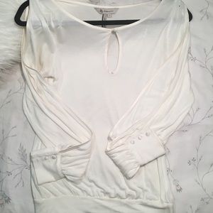 Beautiful, light and trendy blouse w/ open sleeves